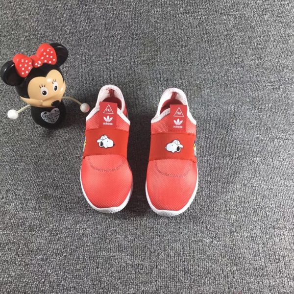 Giày trẻ em adidas màu đỏ