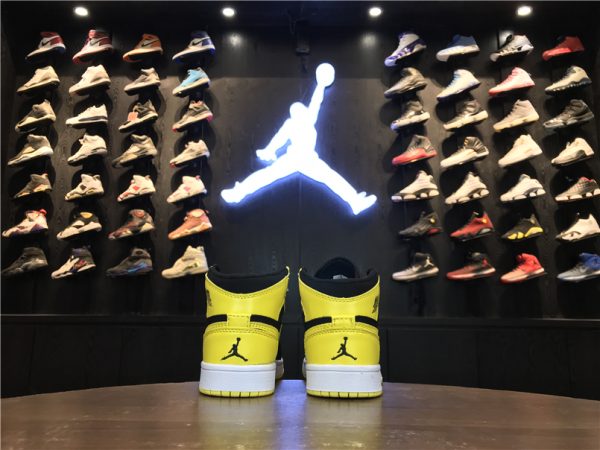 Giày Nike Jordan 1 Retro màu vàng đen