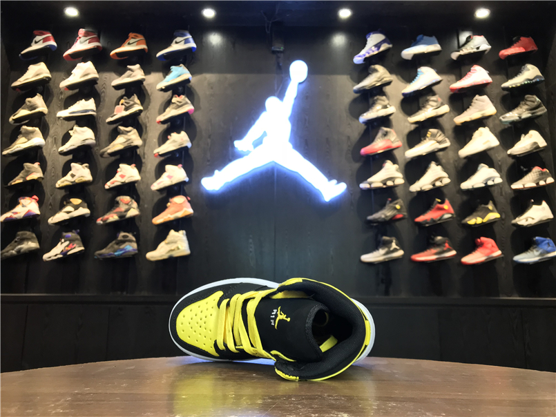 Giày Nike Jordan 1 Retro màu vàng đen