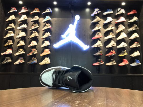 Giày Nike Jordan 1 Retro màu đen trắng
