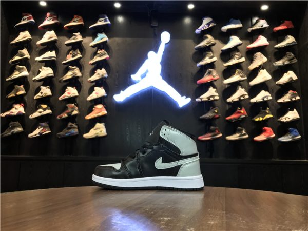 Giày Nike Jordan 1 Retro màu đen trắng