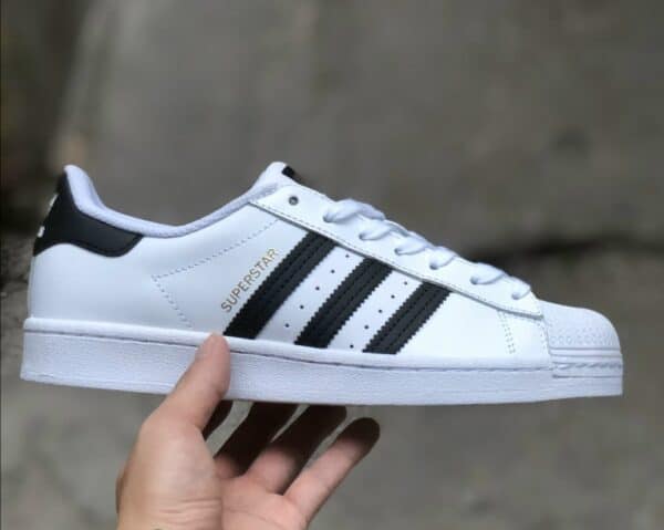 Giày Adidas Super Star trắng sọc đen tem vàng