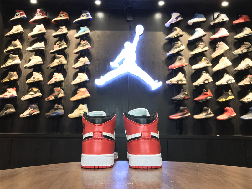 Giày Nike Jordan 1 Retro 3 màu đỏ đen trắng