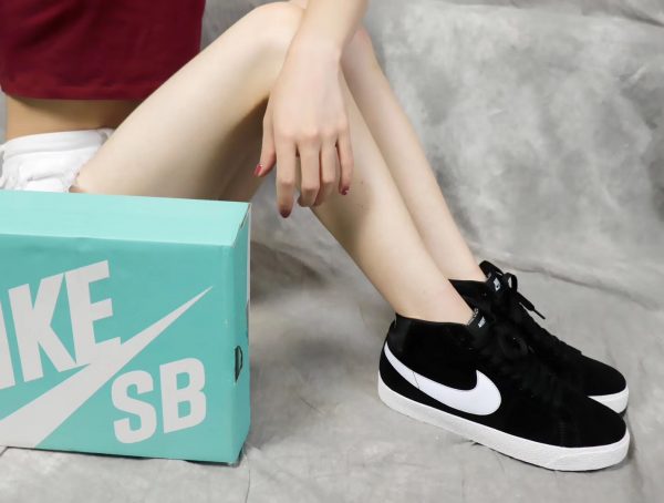 Giày nike nữ SB màu đen logo trắng