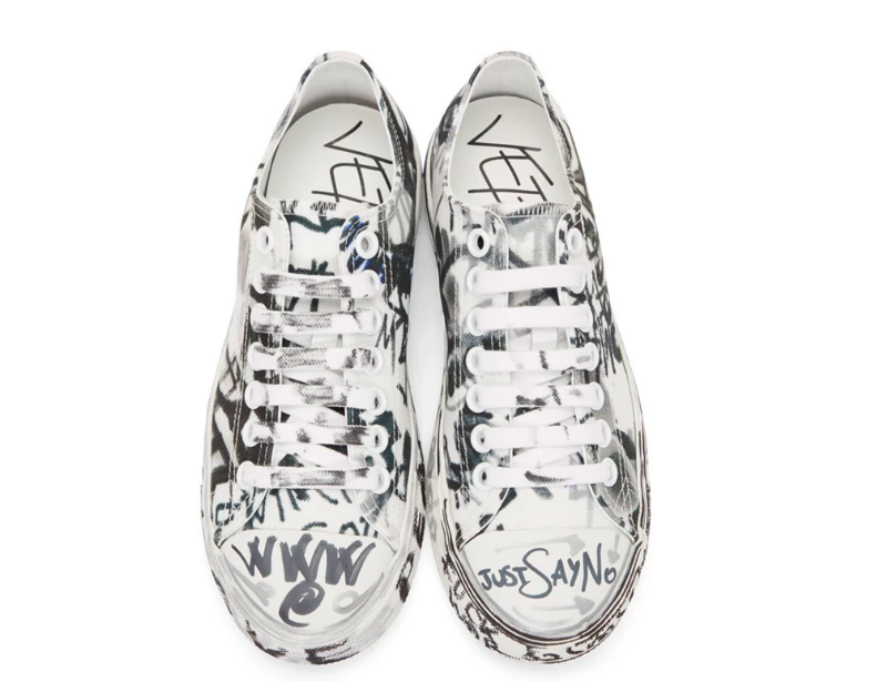 Vetements truyền tải thông điệp chống chiến tranh qua thiết kế Graffiti Sneakers