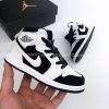 Giày trẻ em Air Jordan 1 Mid đen trắng