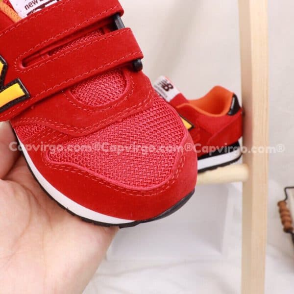 Giày trẻ em New Balance dán dính màu đỏ