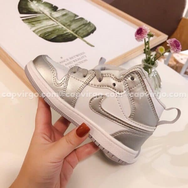 Giày trẻ em Air Jordan 1 Mid màu trắng bạc