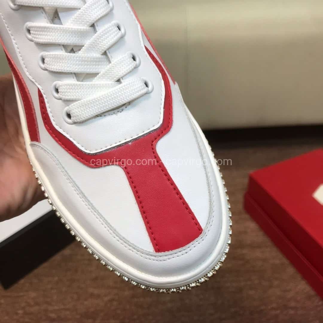 Giày gucci màu trắng viền đỏ họa tiết khóa