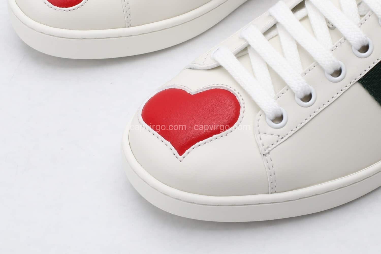Giày gucci màu trắng họa tiết hình trái tim