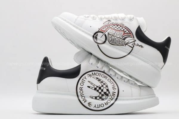 Giày McQueen trắng gót đen biểu tượng moto oity