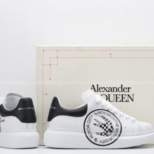 Giày McQueen trắng gót đen biểu tượng moto oity