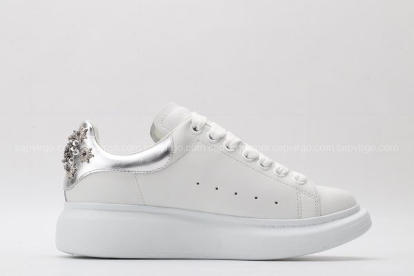 Giày McQueen màu trắng gót bạc họa tiết hiếm