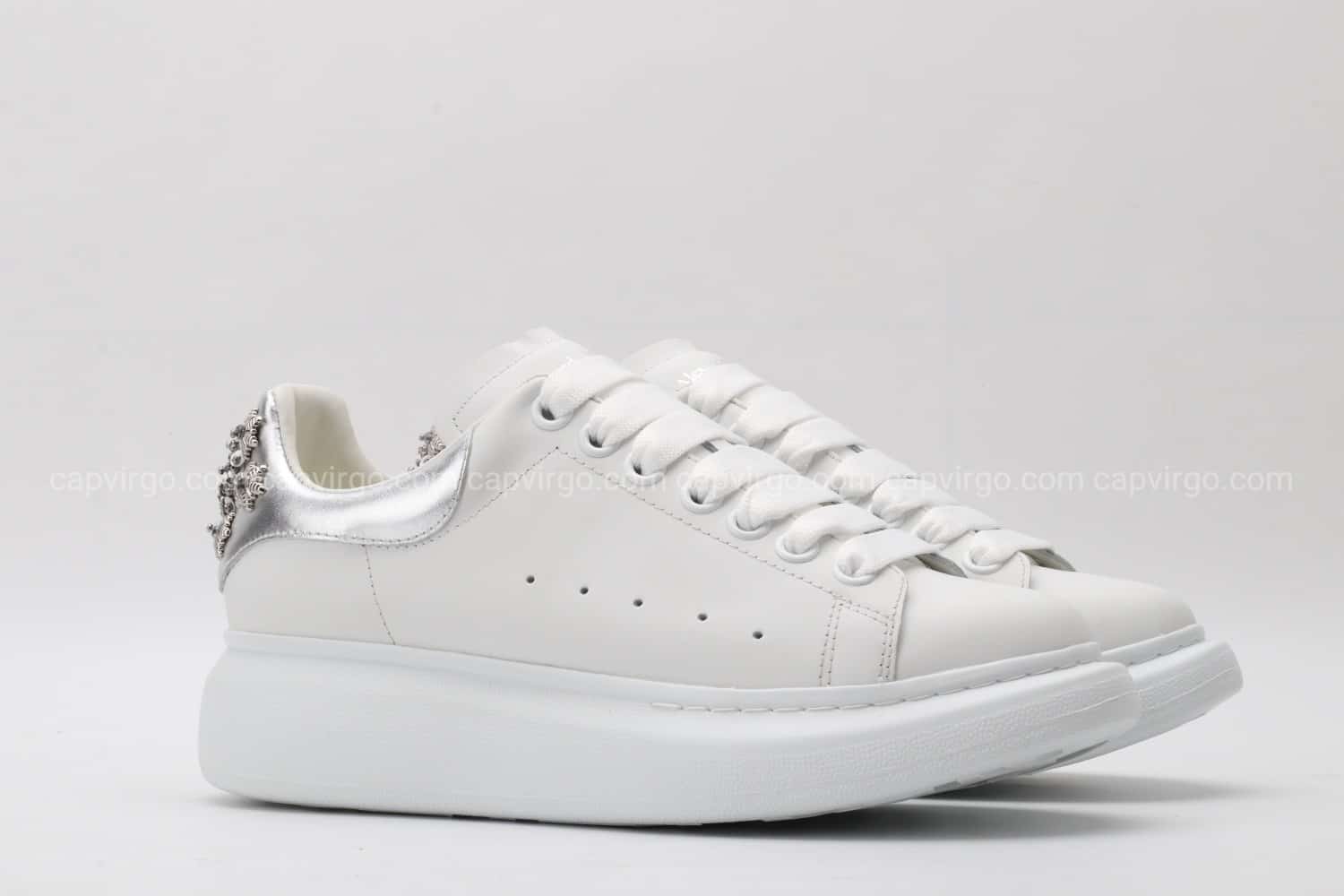Giày McQueen màu trắng gót bạc họa tiết hiếm