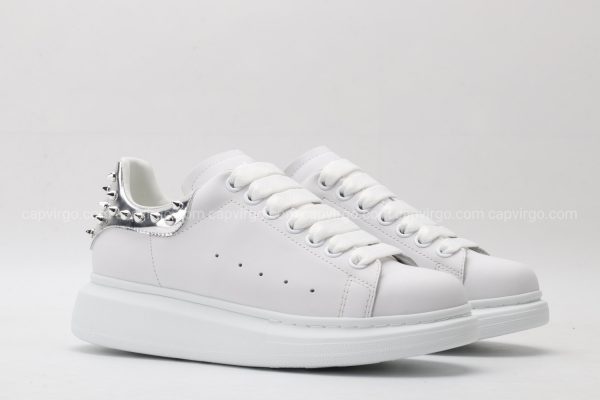 Giày McQueen trắng gót bạc họa tiết đinh nhọn