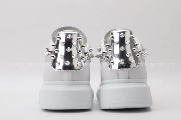 Giày McQueen trắng gót bạc họa tiết đinh nhọn