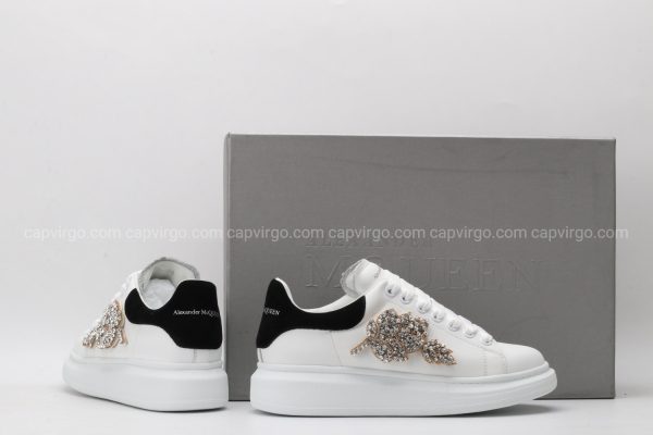 Giày McQueen màu trắng gót đen họa tiết hoa đính đá