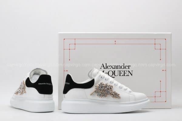 Giày McQueen màu trắng gót đen họa tiết hoa đính đá