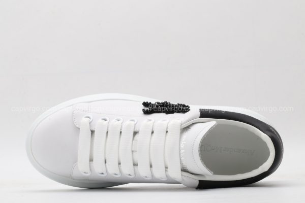 Giày McQueen màu trắng gót đen họa tiết đính cườm đẹp