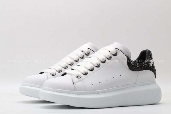 Giày McQueen màu trắng gót đen họa tiết đinh tán nhỏ