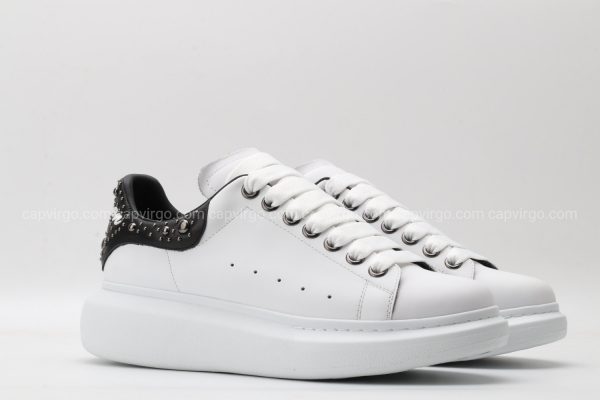 Giày McQueen màu trắng gót đen họa tiết đinh tán nhỏ