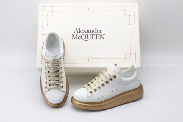 Giày McQueen màu trắng đế và dây mà nâu đồng