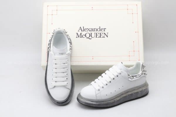 Giày McQueen đế hơi màu trắng gót đinh tán