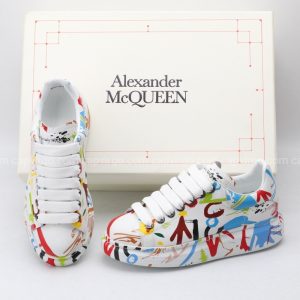 Giày McQueen trắng họa tiết hoa văn icon biểu tượng mũi tên