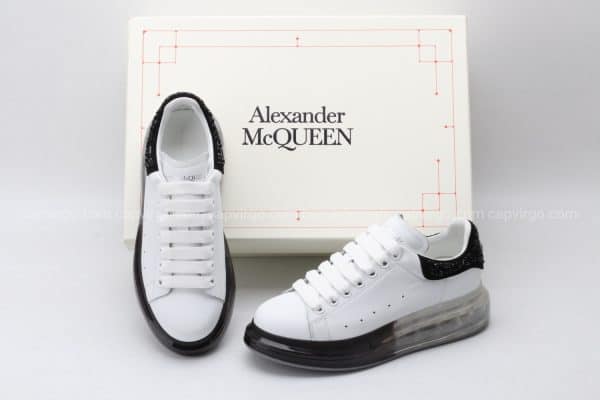 Giày McQueen đế hơi trắng gót đen họa tiết đá