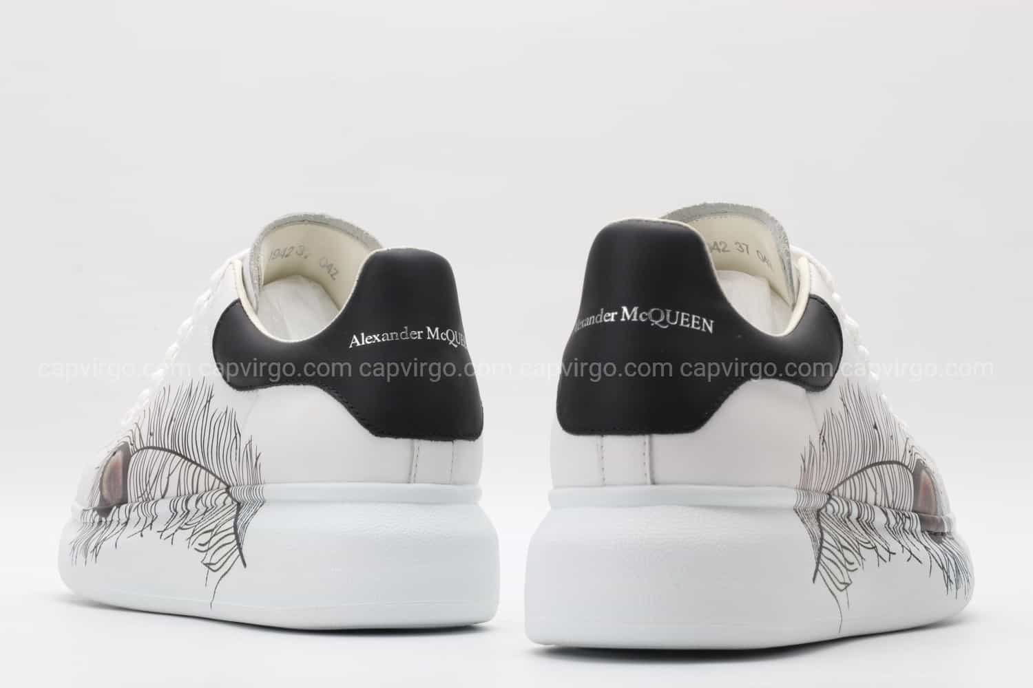 Giày McQueen siêu cấp trắng gót đen họa tiết lông gà