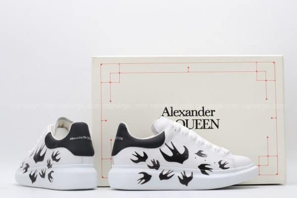 Giày McQueen siêu cấp trắng gót đen họa tiết chim én
