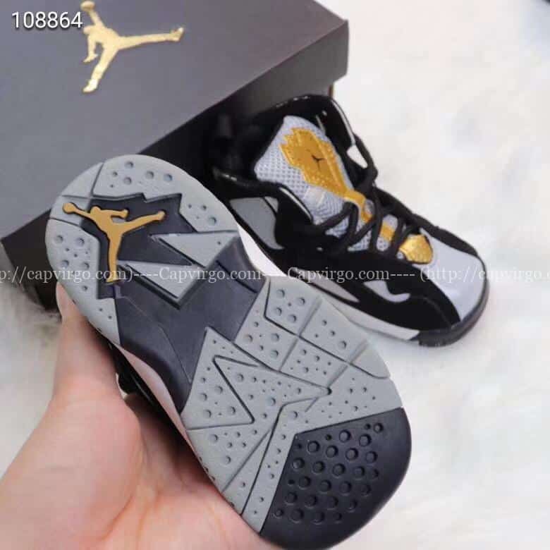 Giày trẻ em Air Jordan 7 Retro màu đen vàng
