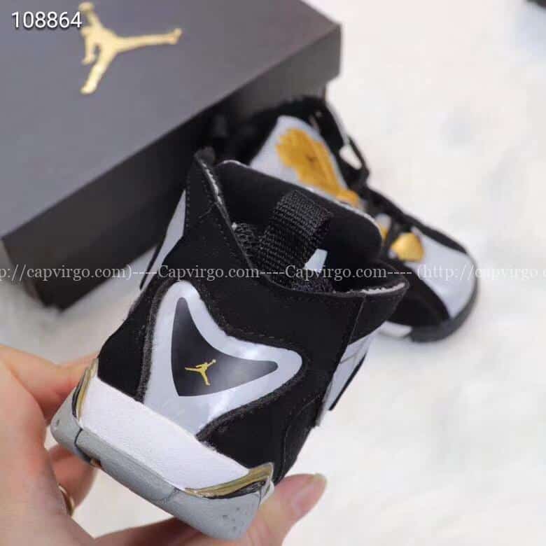 Giày trẻ em Air Jordan 7 Retro màu đen vàng