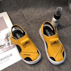 Sandal adidas trẻ em màu vàng