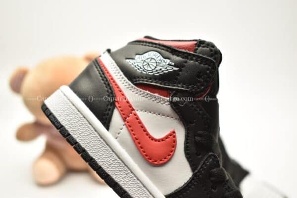 Giày trẻ em Jordan1 Retro High OG đen trắng swoosh đỏ