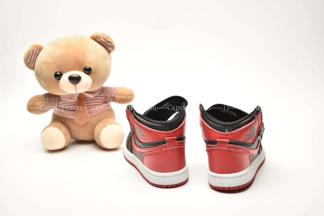Giày trẻ em Jordan1 Retro High OG đen đỏ swoosh đỏ