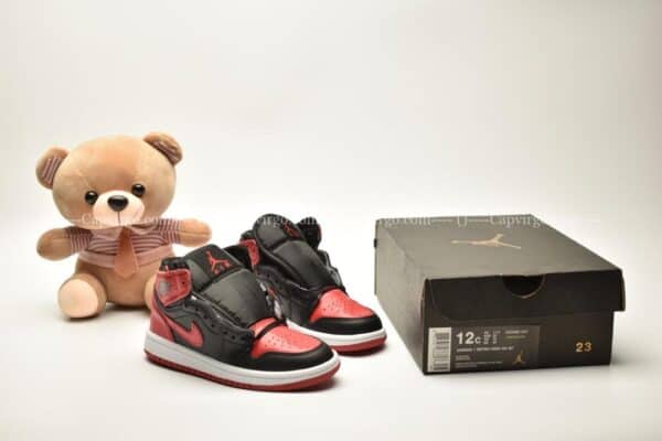 Giày trẻ em Jordan1 Retro High OG đen đỏ swoosh đỏ