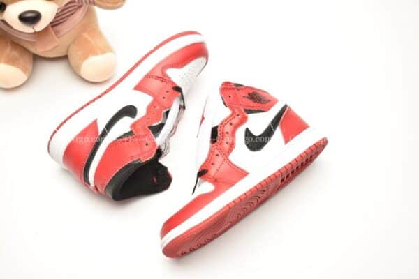 Giày trẻ em Jordan1 Retro High OG đỏ trắng swoosh đen
