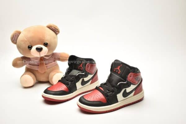 Giày trẻ em Jordan1 Retro High OG đen đỏ swoosh đen