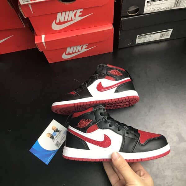 Giày trẻ em Air Jordan 1 Mid màu đen logo đỏ