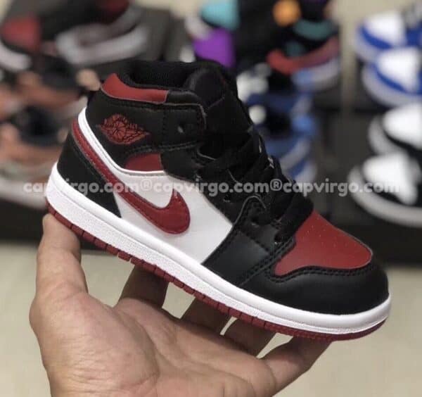 Giày trẻ em Air Jordan 1 Mid màu đen logo đỏ