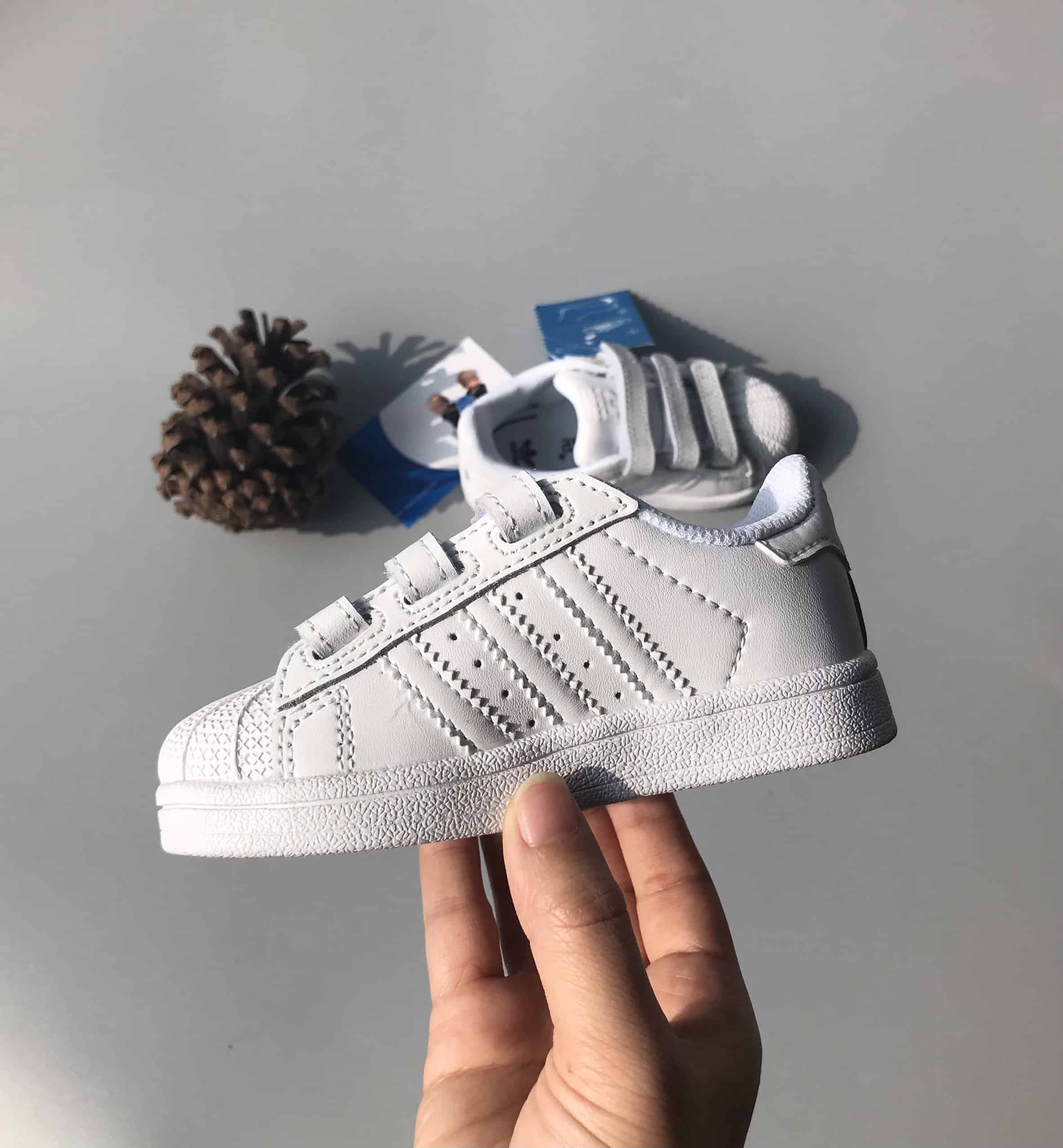 Giày trẻ em adidas Superstar full trắng dán dính