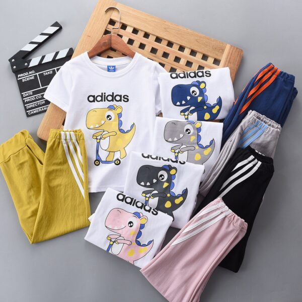 Bộ quần áo Adidas trẻ em họa tiết khủng lung P700100160