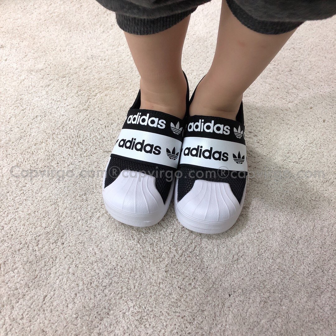 Giày adidas slip on trẻ em màu đen trắng