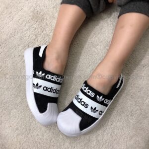 Giày adidas slip on trẻ em màu đen trắng