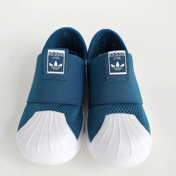 Giày adidas slip on trẻ em màu xanh