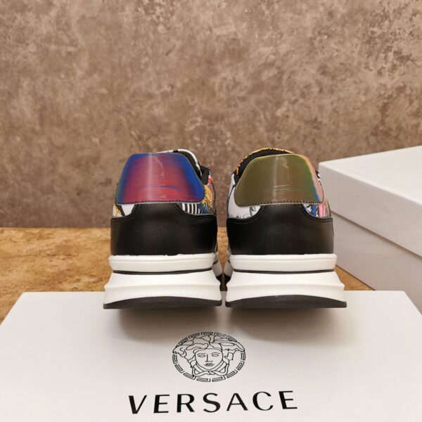 Giày Versace màu đen họa tiết hoa