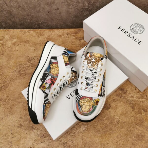 Giày Versace màu trắng họa tiết hoa