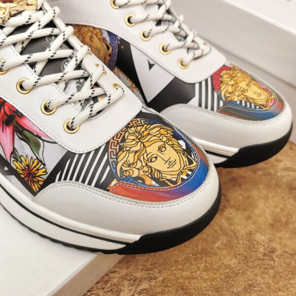 Giày Versace màu trắng họa tiết hoa