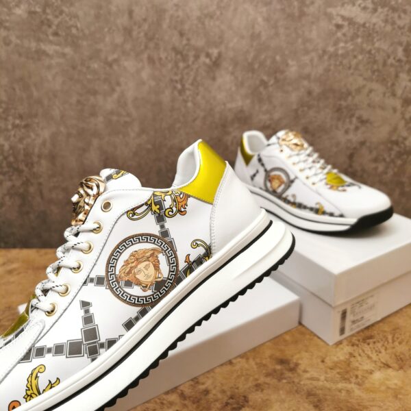 Giày Versace màu trắng họa tiết hoa văn
